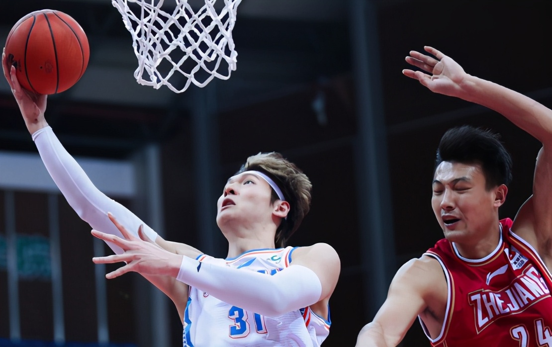 lol视频攻略-关于上海海港训练开放日；赛前战术微调引欢呼；CBA常规赛在即；训练强度明显提升的信息