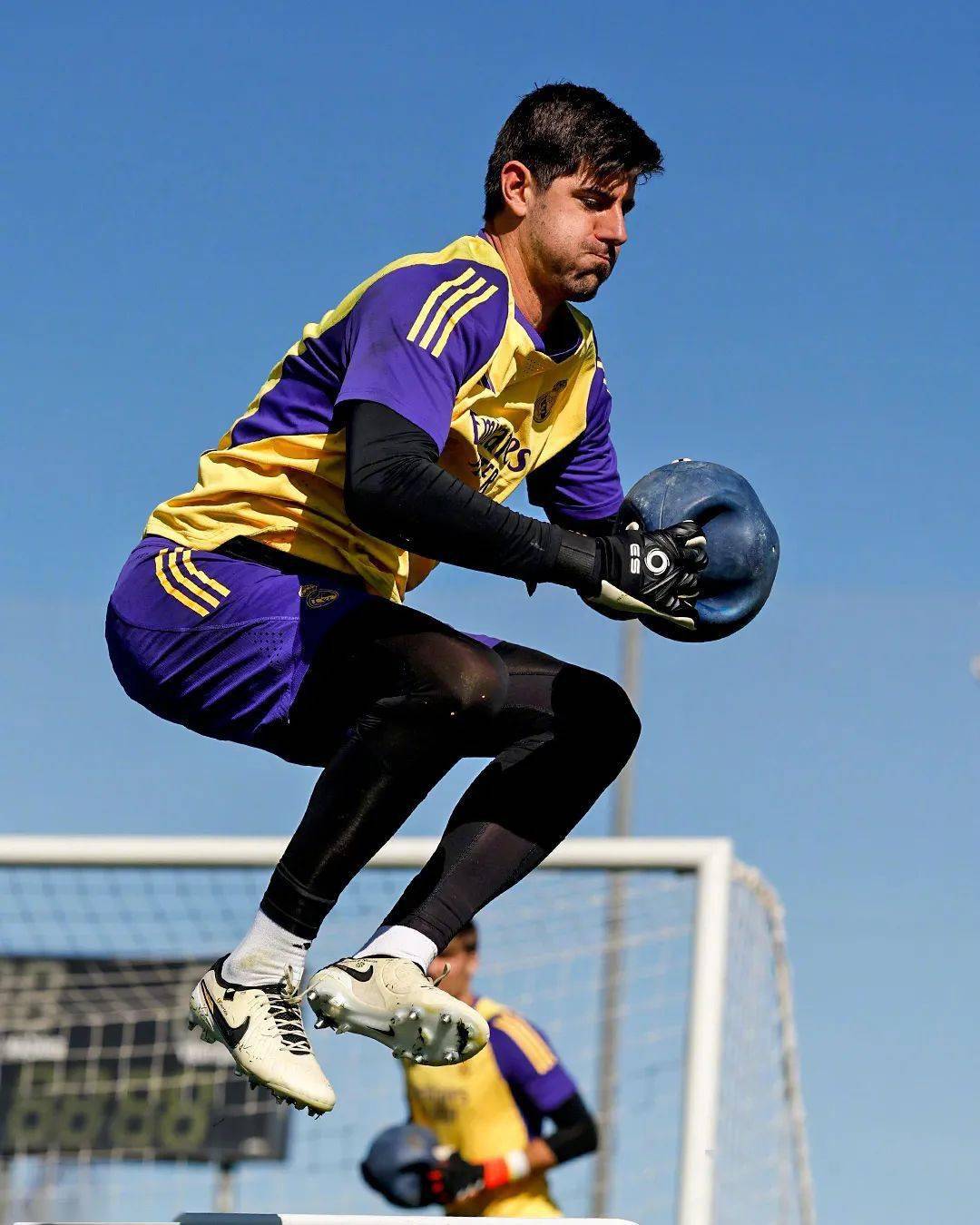 英雄资料-关于国际比赛日瓦伦西亚调整名单以备社区盾；远射贴柱环节打磨；管理层满意；更衣室氛围转暖的信息